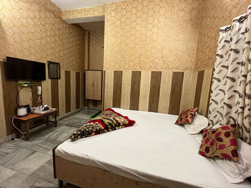 HOTEL NEW BASANT - Tap to explore photos
