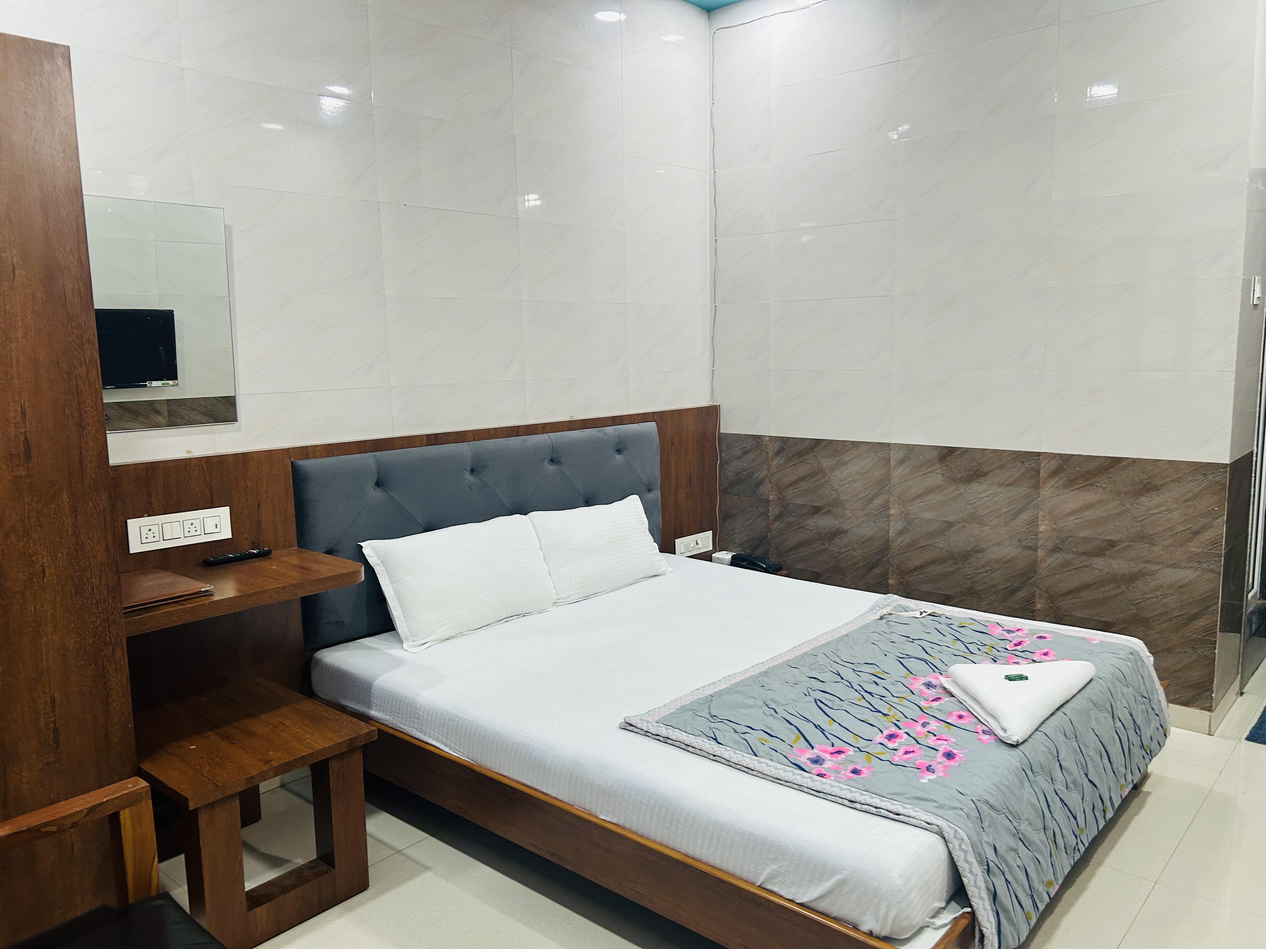 Hotel Rishabh Inn - Tap to explore photos