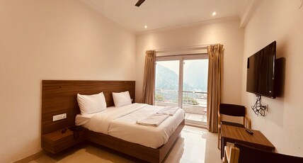 Shiv Kedar Hotel Room Type - Deluxe Room Valley View