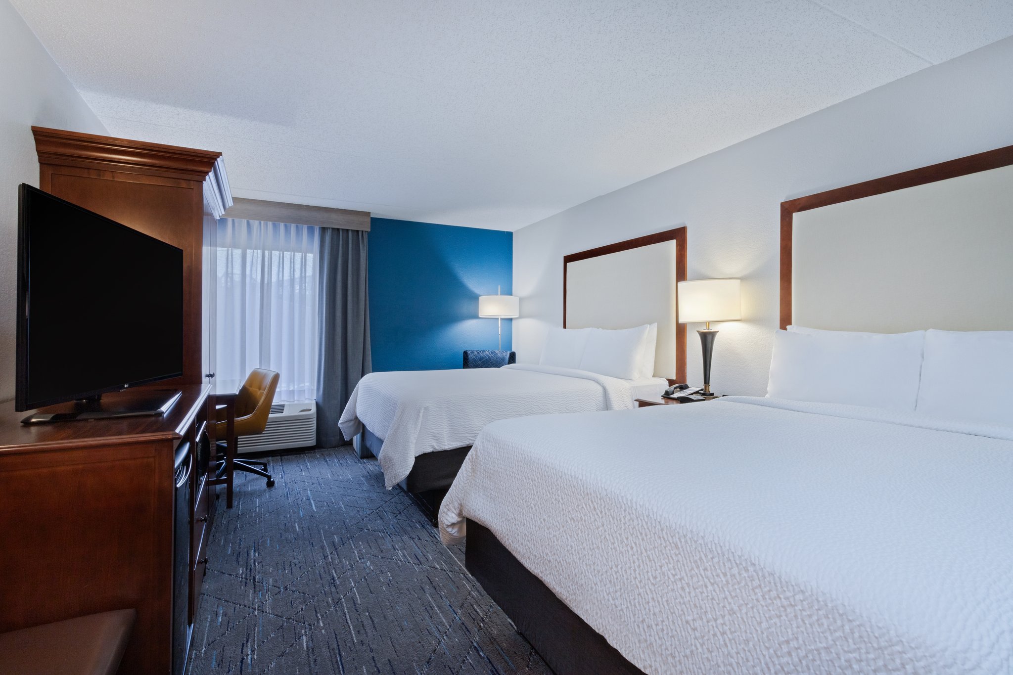 Holiday Inn Express & Suites CINCINNATI RIVERFRONT - Tap to explore photos
