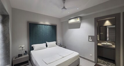 Mukut Mani Regency Room Type - Deluxe Front-View Single