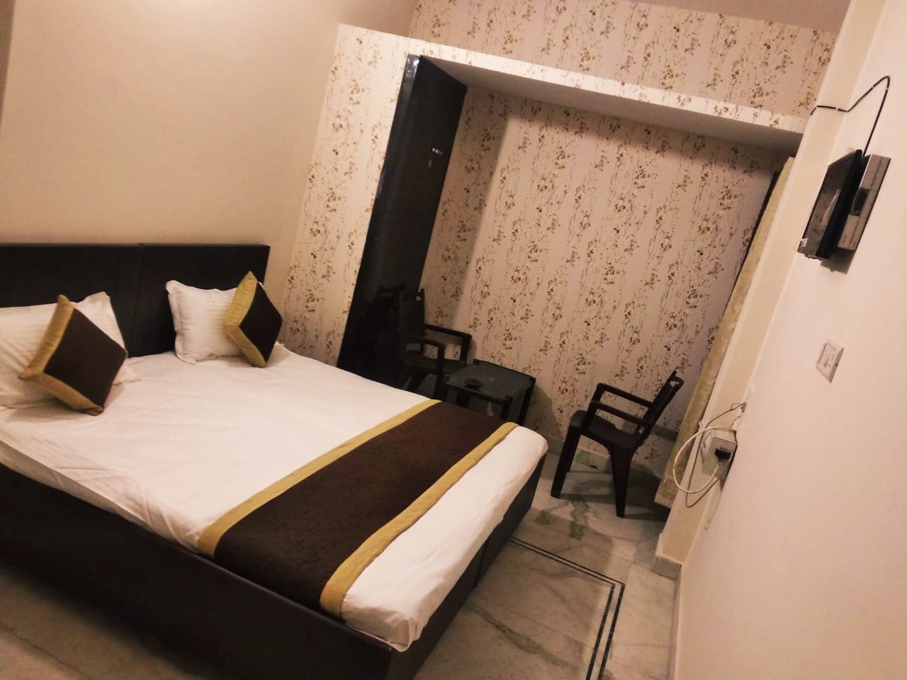 Hotel Sapphire Palace - Tap to explore photos