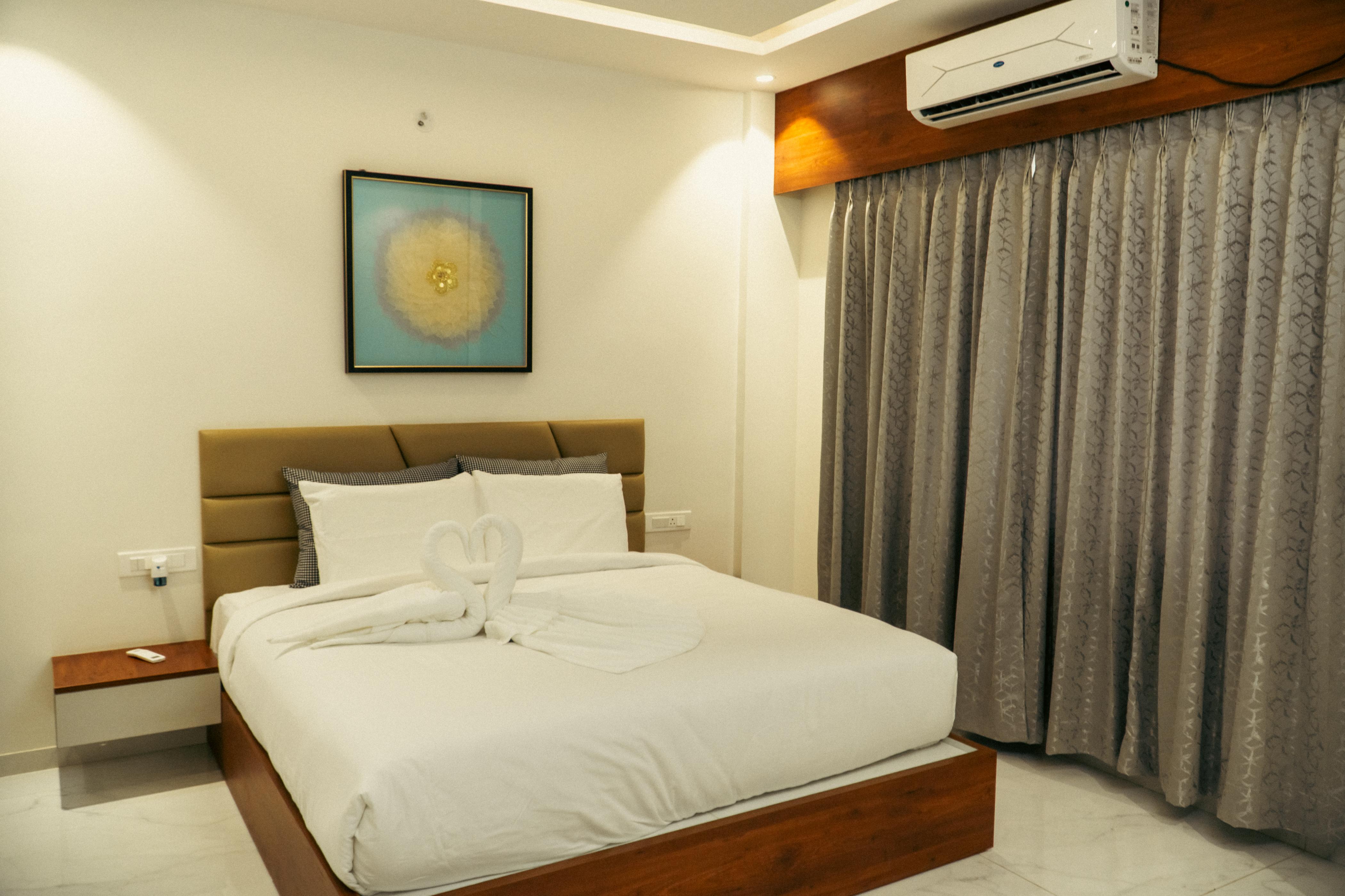 Snap Inn Rooms By The Buzz House - Tap to explore photos