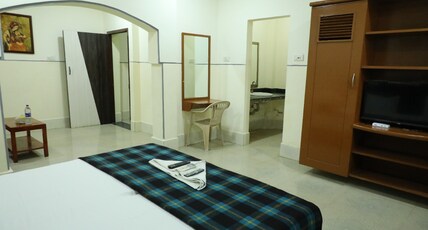 HOTEL DREAM WORLD BOARDING & LODGING Room Type - Quadruple Room with 2 King Beds