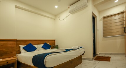 Moonic Days Infopark Room Type - Deluxe Queen Room