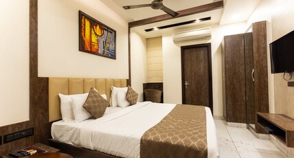 Hotel Aksh Inn Room Type - Deluxe Room