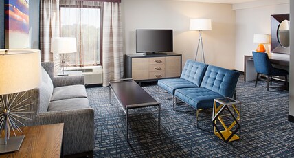 Crowne Plaza Annapolis, an IHG Hotel Room Type - 1 King Junior Suite Sofa Bed