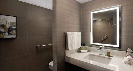 DoubleTree by Hilton Monrovia - Pasadena Area Room Type - 1 KING ACCESSIBLE BATHTUB