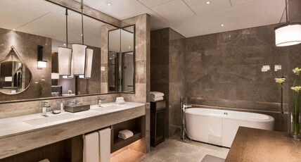 DoubleTree by Hilton Hotel Shiyan Room Type - KING DELUXE SUITE