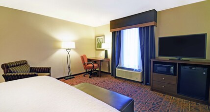 Hampton Inn & Suites by Hilton Milwaukee/Franklin Room Type - 1 KING MICROWV FRIDGE NS