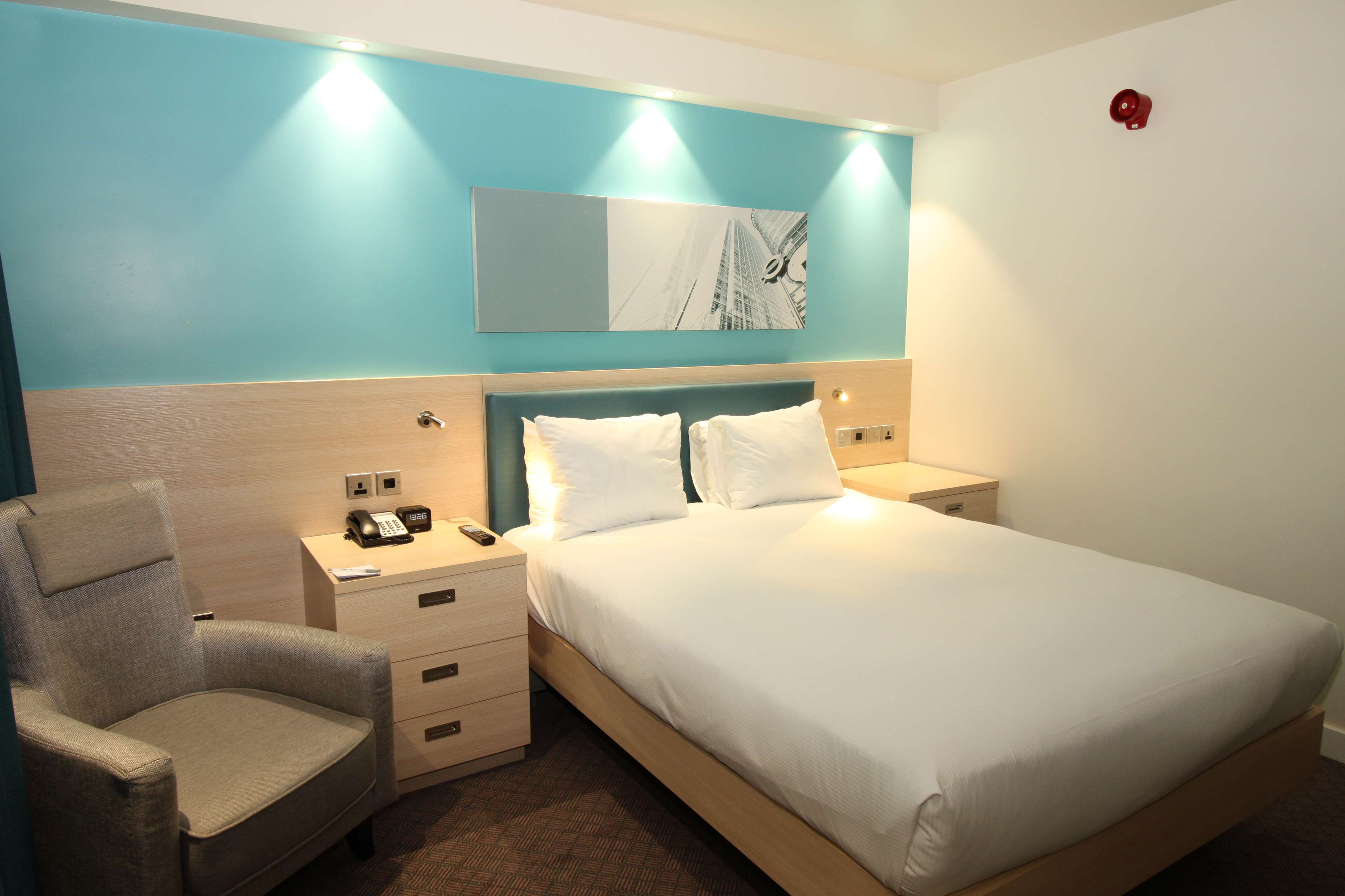 Hampton by Hilton London Docklands - Tap to explore photos