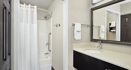 Staybridge Suites SPRINGFIELD-SOUTH, an IHG hotel Room Type - 1 Queen Bed Studio Suite Sofa Bed
