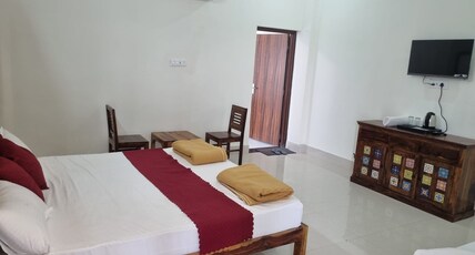 Hotel Om Sai Room Type - Queen Bed + Single Bed + Balcony Room