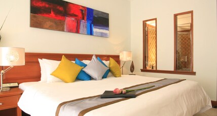 Sunset Beach Resort Phuket Room Type - Deluxe Pool View with Balcony and Bathtub