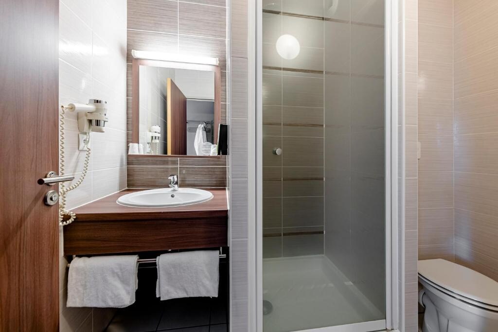 B&B HOTEL Bordeaux Talence - Tap to explore photos