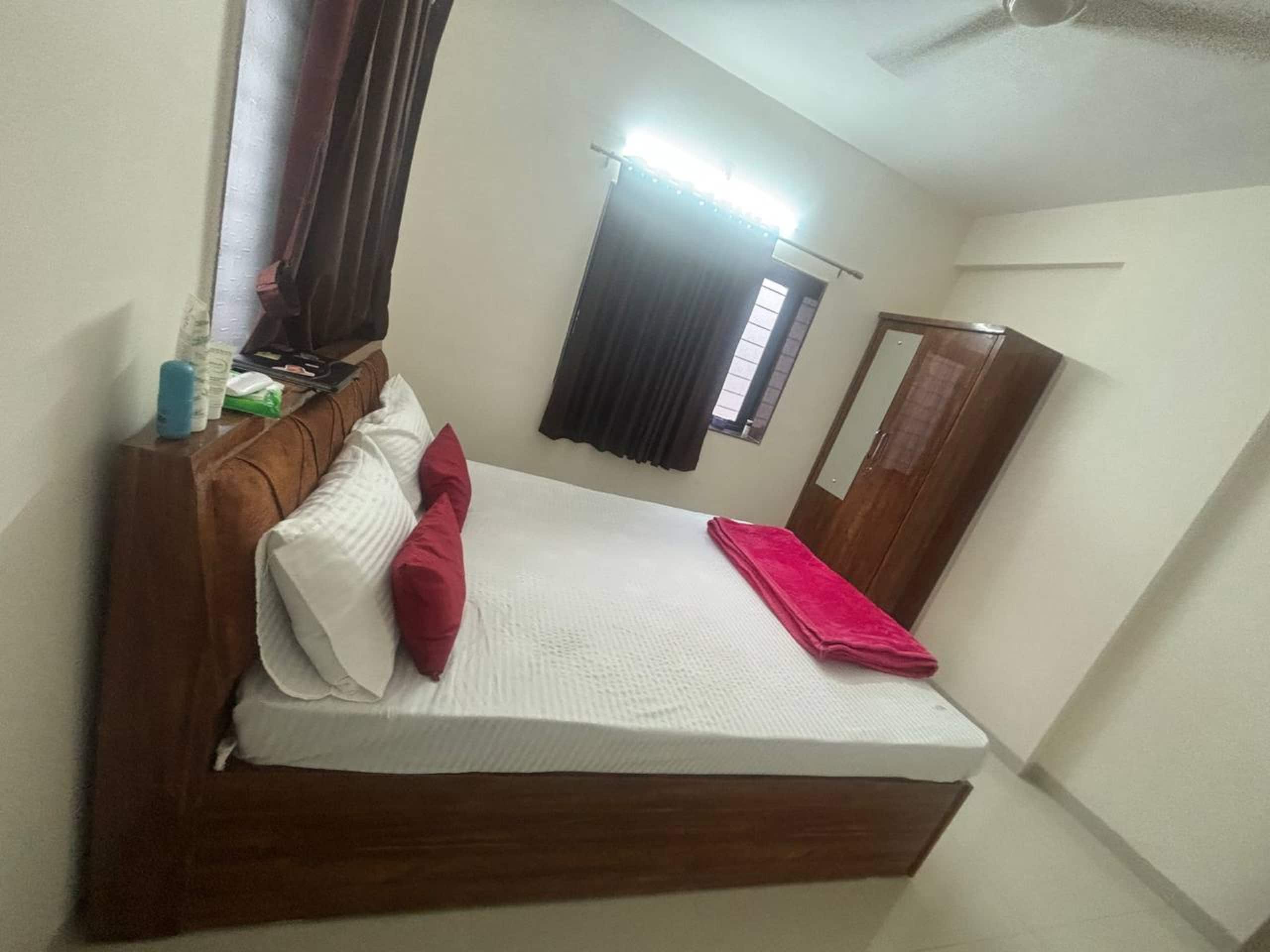1BHK Comfy Stay 2 Near Kharadi - Tap to explore photos