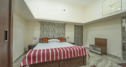The Pinnacle Homestay Room Type - King Room AC