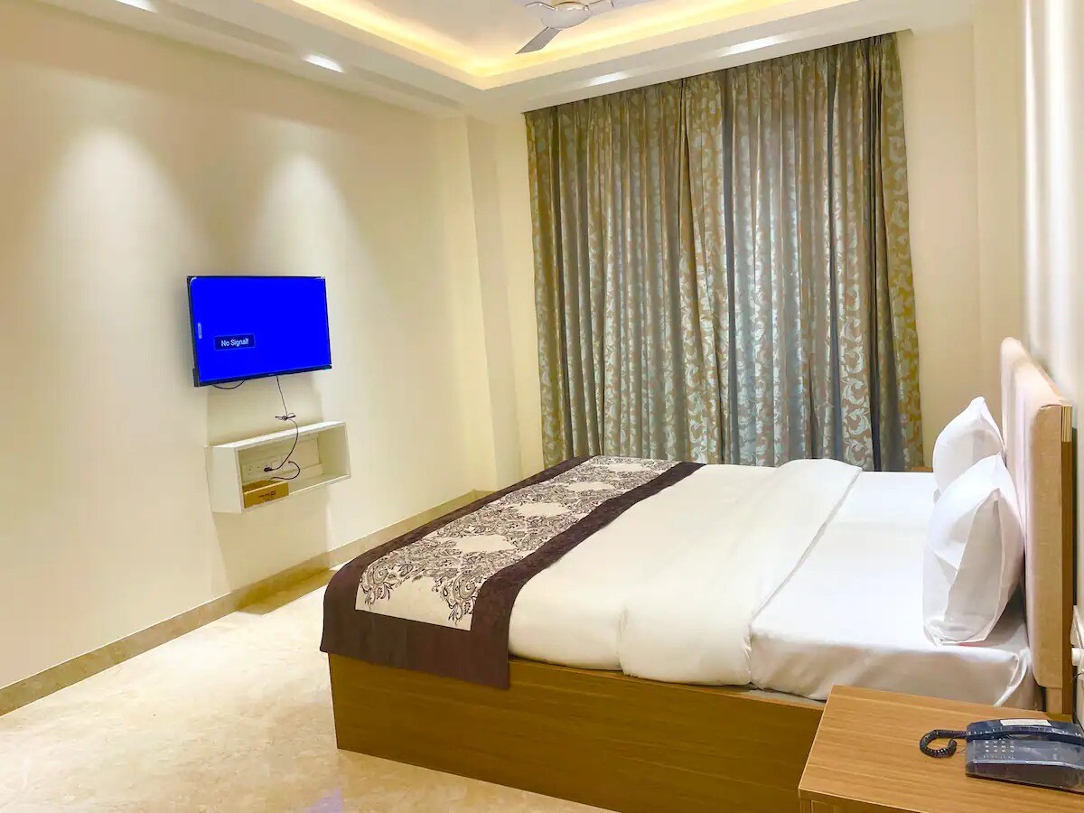 Instay 779 l 3BHK luxe with Theater Screen - Tap to explore photos