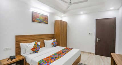 FabHotel Unique Stay - Max Super Speciality Hospital, Sector 128 Room Type - Deluxe Room