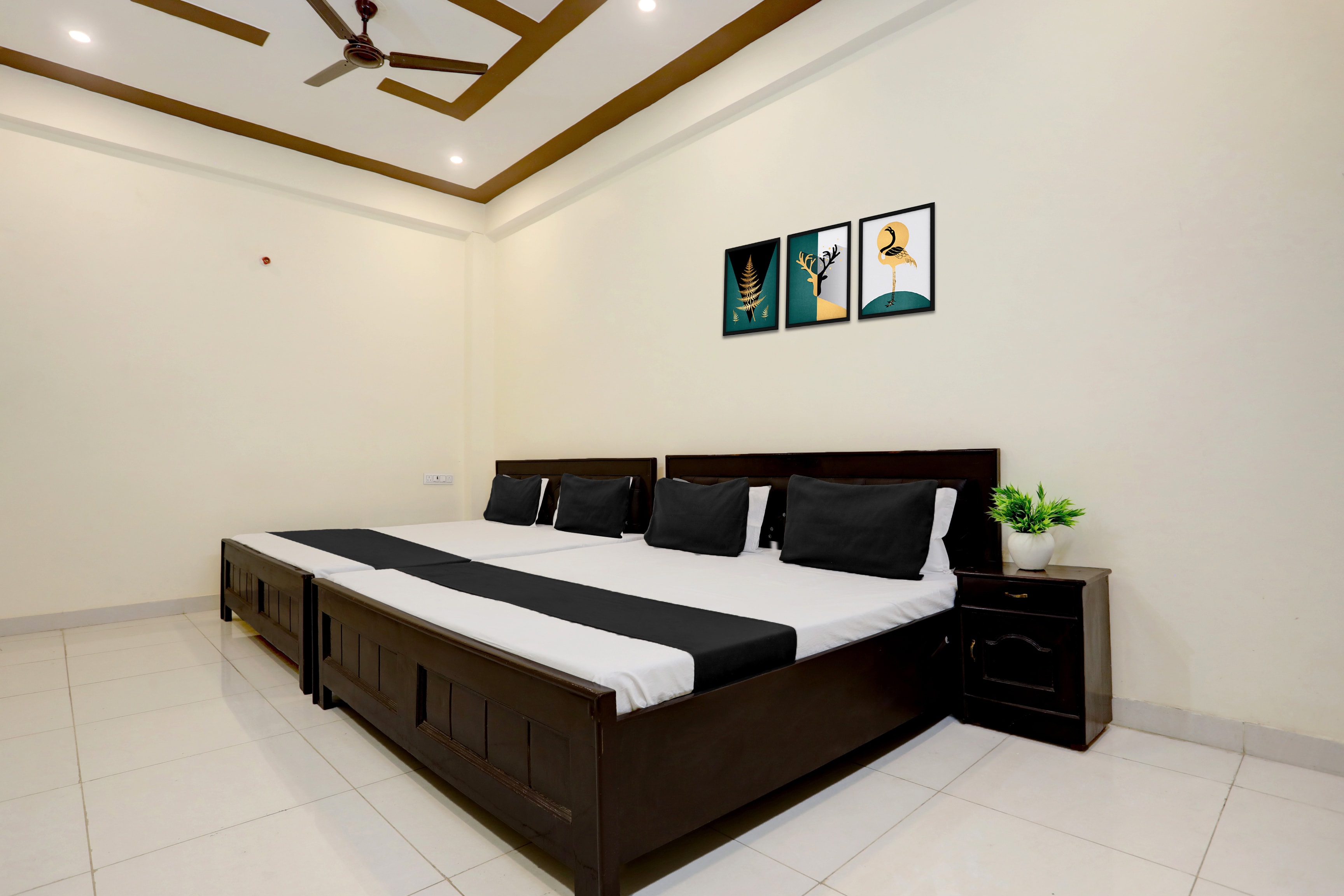 Hotel O by OYO Yatharth Inn Paying Guest House - Tap to explore photos