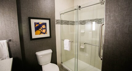 Holiday Inn Longview - North Room Type - 2 Queen Beds Suite Mobil Access Tub