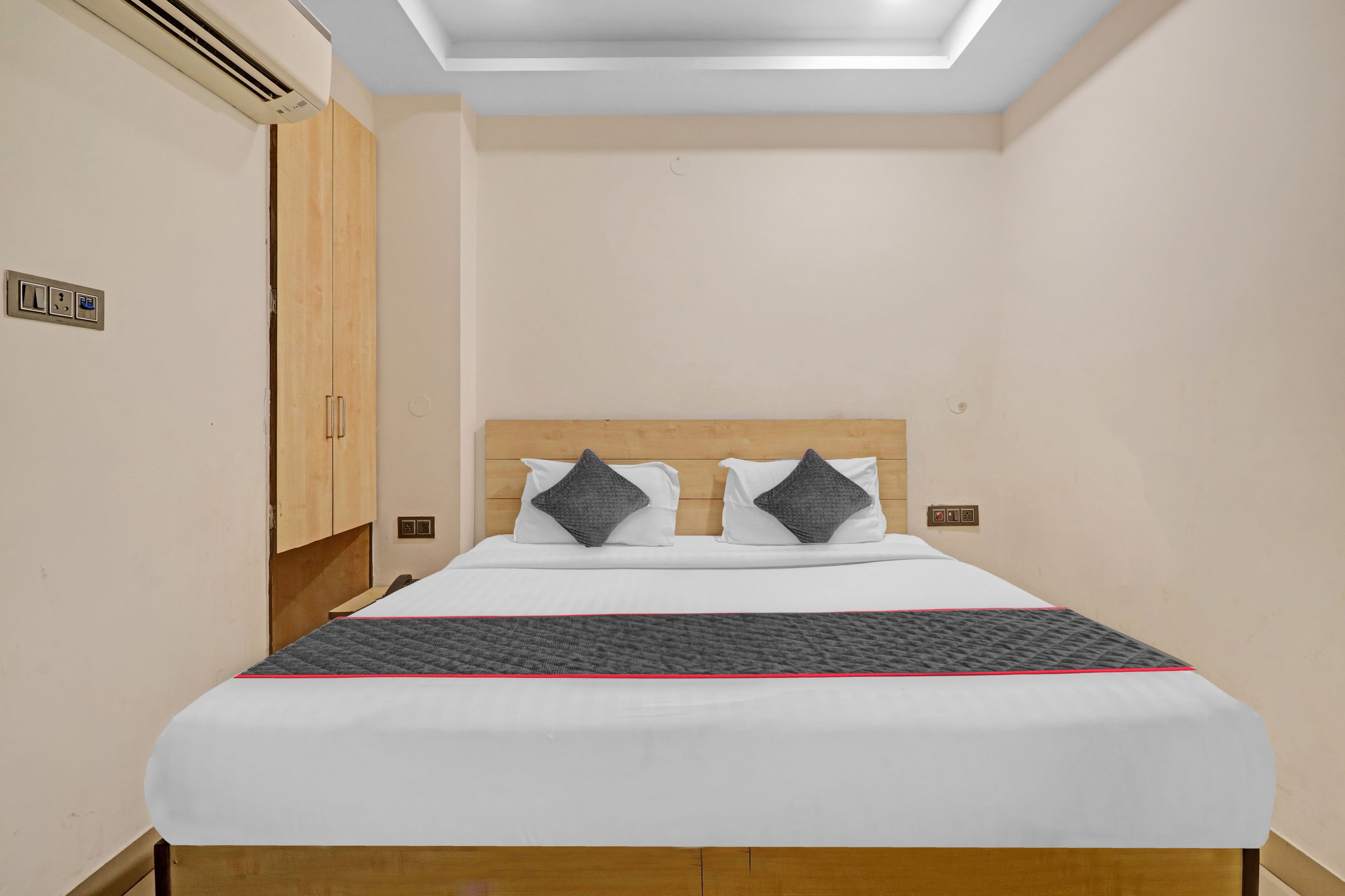 Super Townhouse Rama Hotel - Tap to explore photos