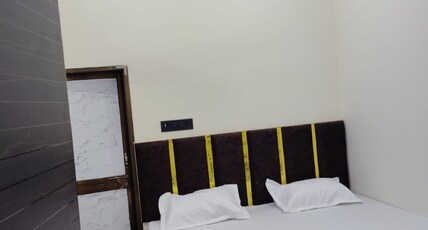 Gayatrii Guest House Room Type - Deluxe Room with Air Conditioning