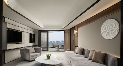 InterContinental Shanghai Harbour City, an IHG Hotel Room Type - 1 Bedroom Suite Lake View Balcony