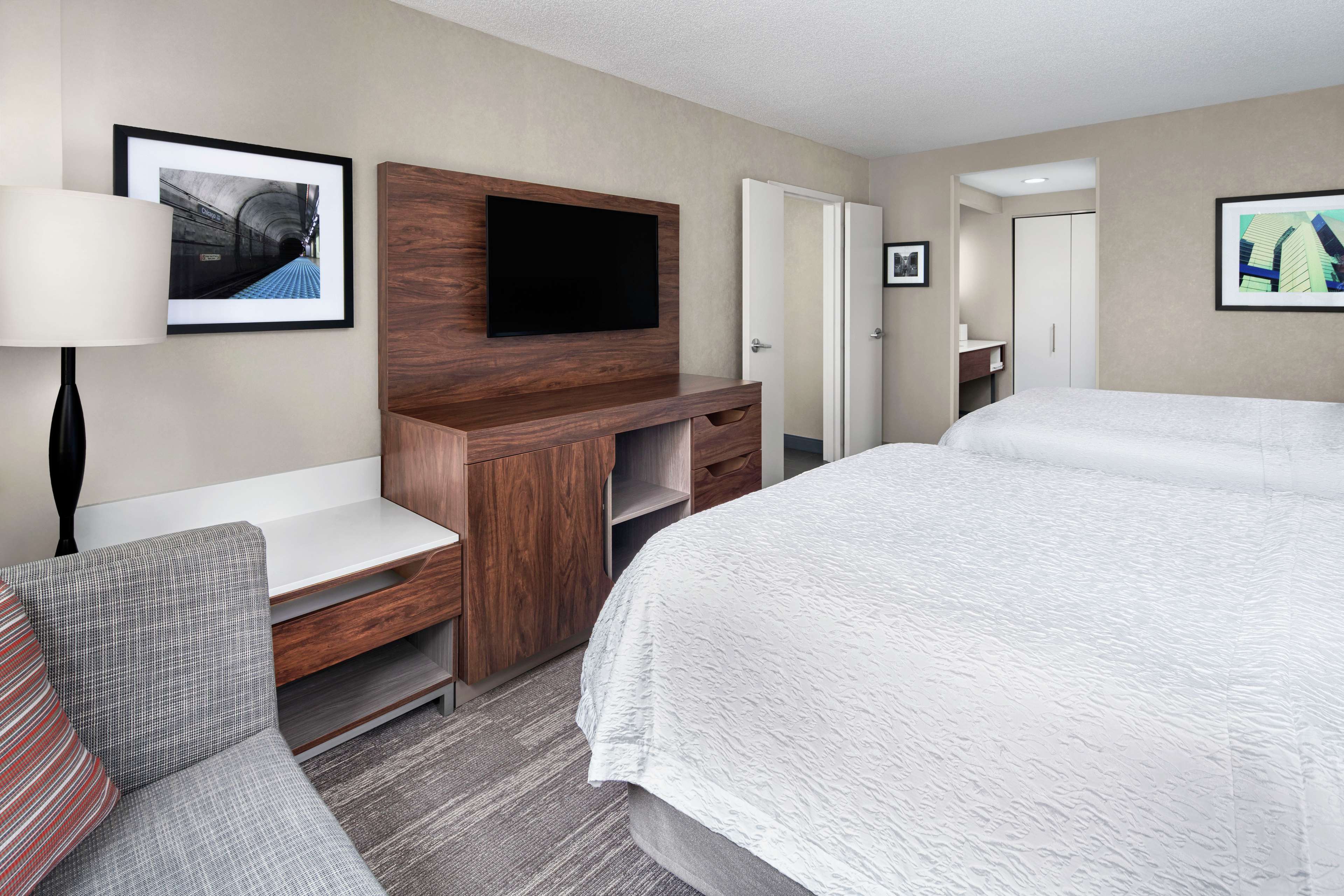 Hampton Inn & Suites Chicago Downtown - Tap to explore photos