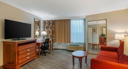 DoubleTree by Hilton Hotel Jefferson City Room Type - 1 KNG WHIRLPOOL STE NONSMO