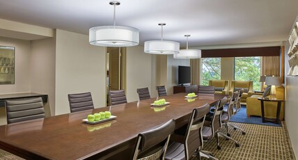 DoubleTree by Hilton Houston Intercontinental Airport Room Type - 1KING 2 ROOM SUITE NONSMOK