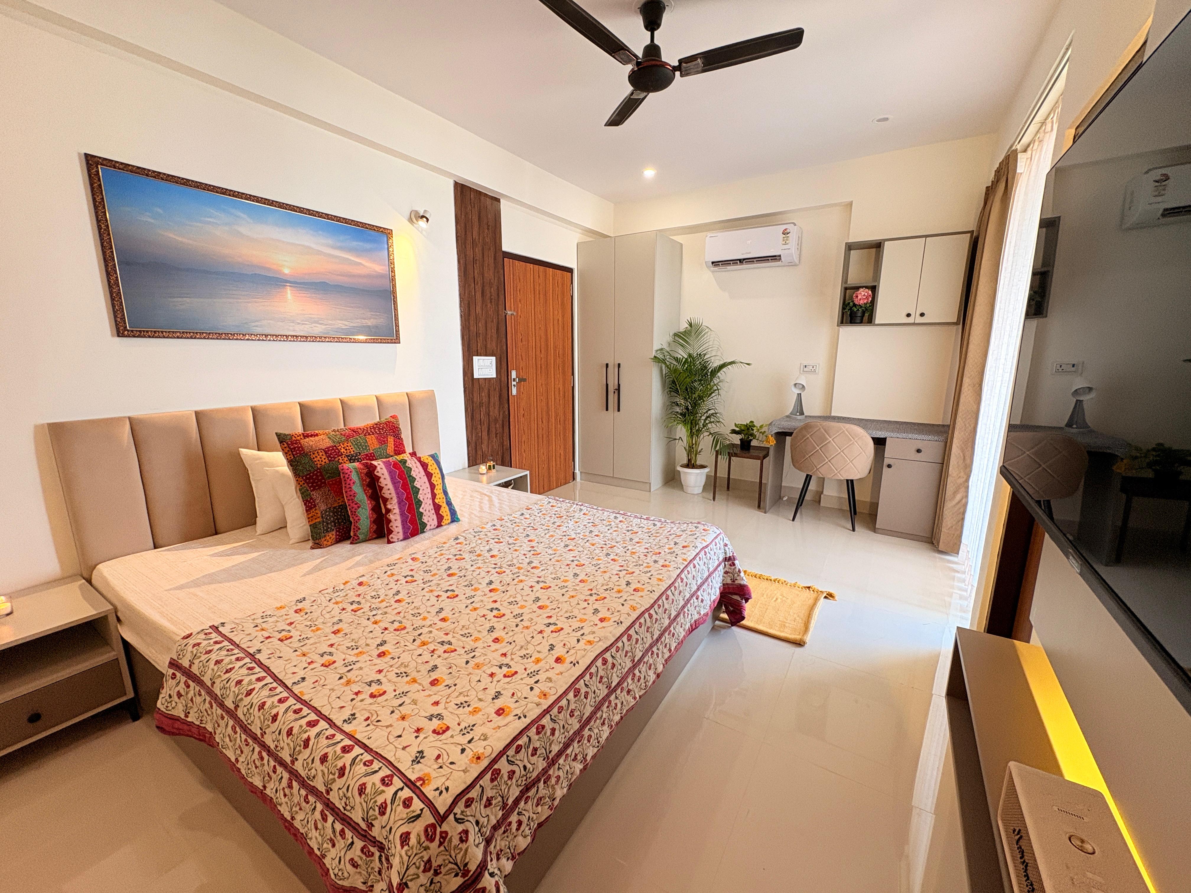 Couple Canvas- Luxurious 1-BHK Peaceful Apartment - Tap to explore photos
