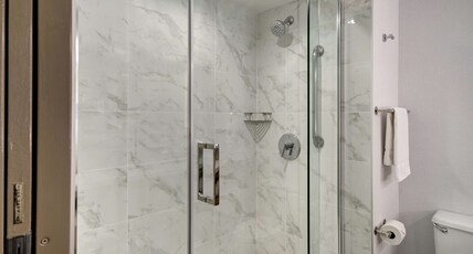 DoubleTree by Hilton LAX - El Segundo Room Type - 2 QUEENS HIGH FLOOR
