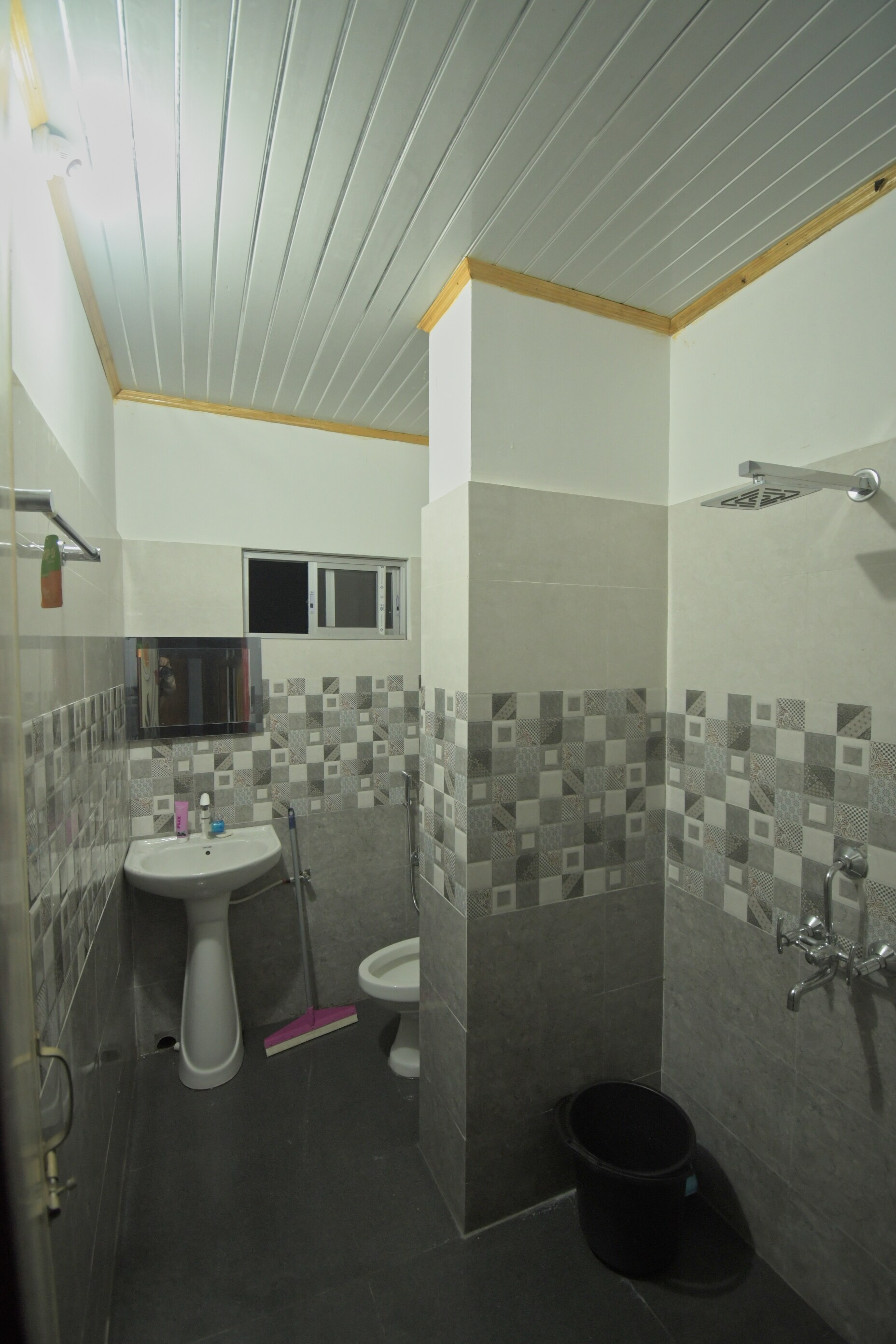 Himalya Homestay - Tap to explore photos