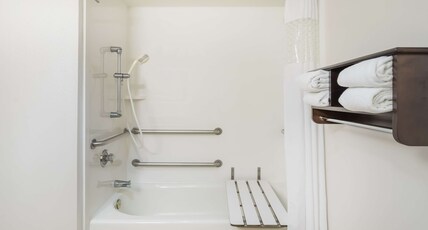 Hampton Inn by Hilton Terre Haute Room Type - 1DBL MOB HEAR ACC W TUB NS