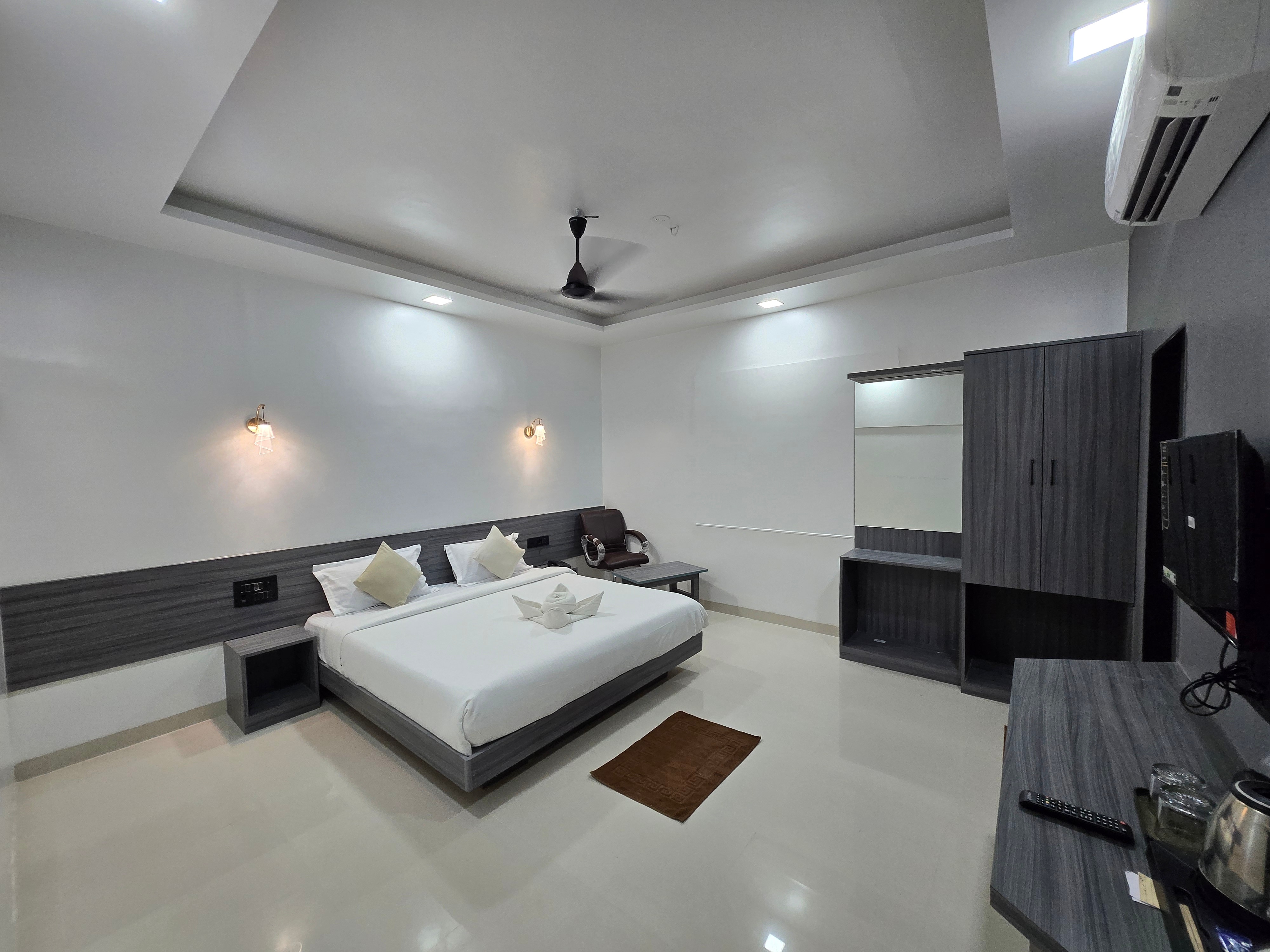 Hotel Oberon - Tap to explore photos