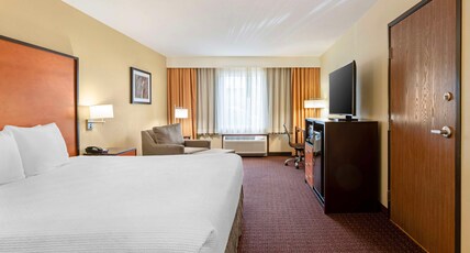 Best Western Plus Cascade Inn & Suites Room Type - 1 King Bed, Non-Smoking, Lounge Chair And Ottoman, Microwave And Refrigerator, Wi-Fi, Full Breakfast