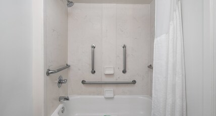 Holiday Inn Charleston Riverview, an IHG Hotel Room Type - 1 King Standard Communications Mobility Accessible Tub