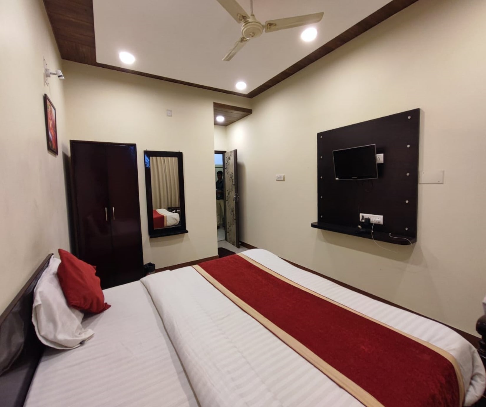 Hotel Vatsalya - Tap to explore photos