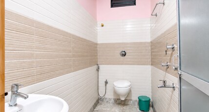 Das Hotel (5 minutes from Bagdogra Airport) Room Type - Queen Bed Room with Balcony Das Hotel (5 minutes from Bagdogra Airport) Room Type - Queen Bed Room with Balcony