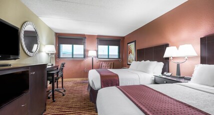 Holiday Inn Manitowoc (Pet-friendly) Room Type - 2 Queen Standard Comm Access Roll Shower