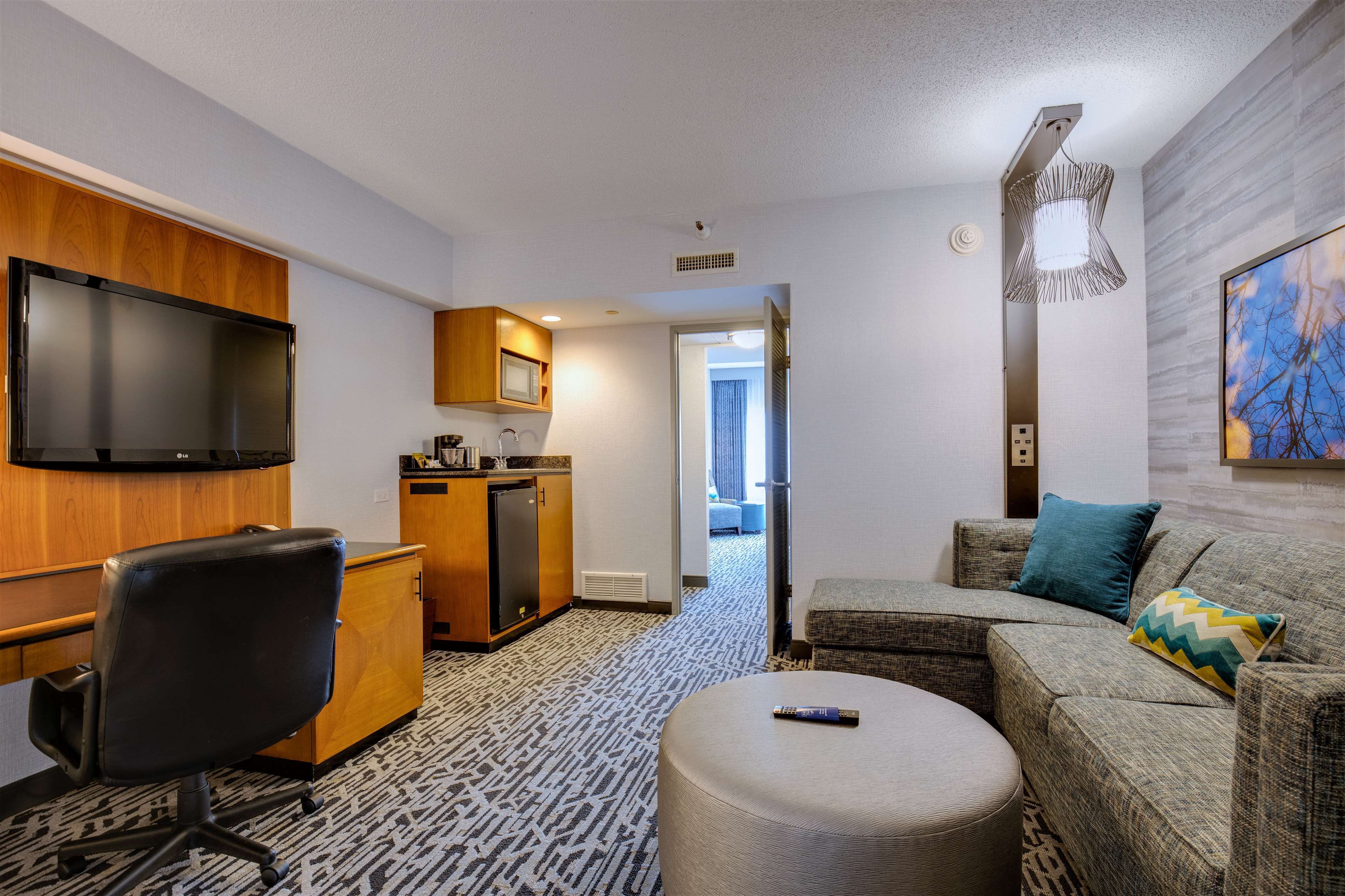 DoubleTree Suites by Hilton Hotel & Conference Center Chicago-Downers Grove - Tap to explore photos