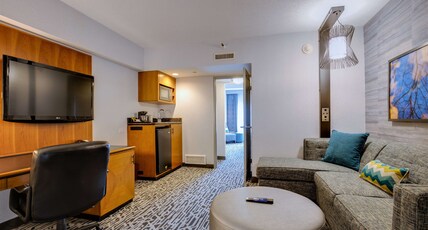 DoubleTree Suites by Hilton Hotel & Conference Center Chicago-Downers Grove Room Type - 1 BR KING STE WITH SLEEPER