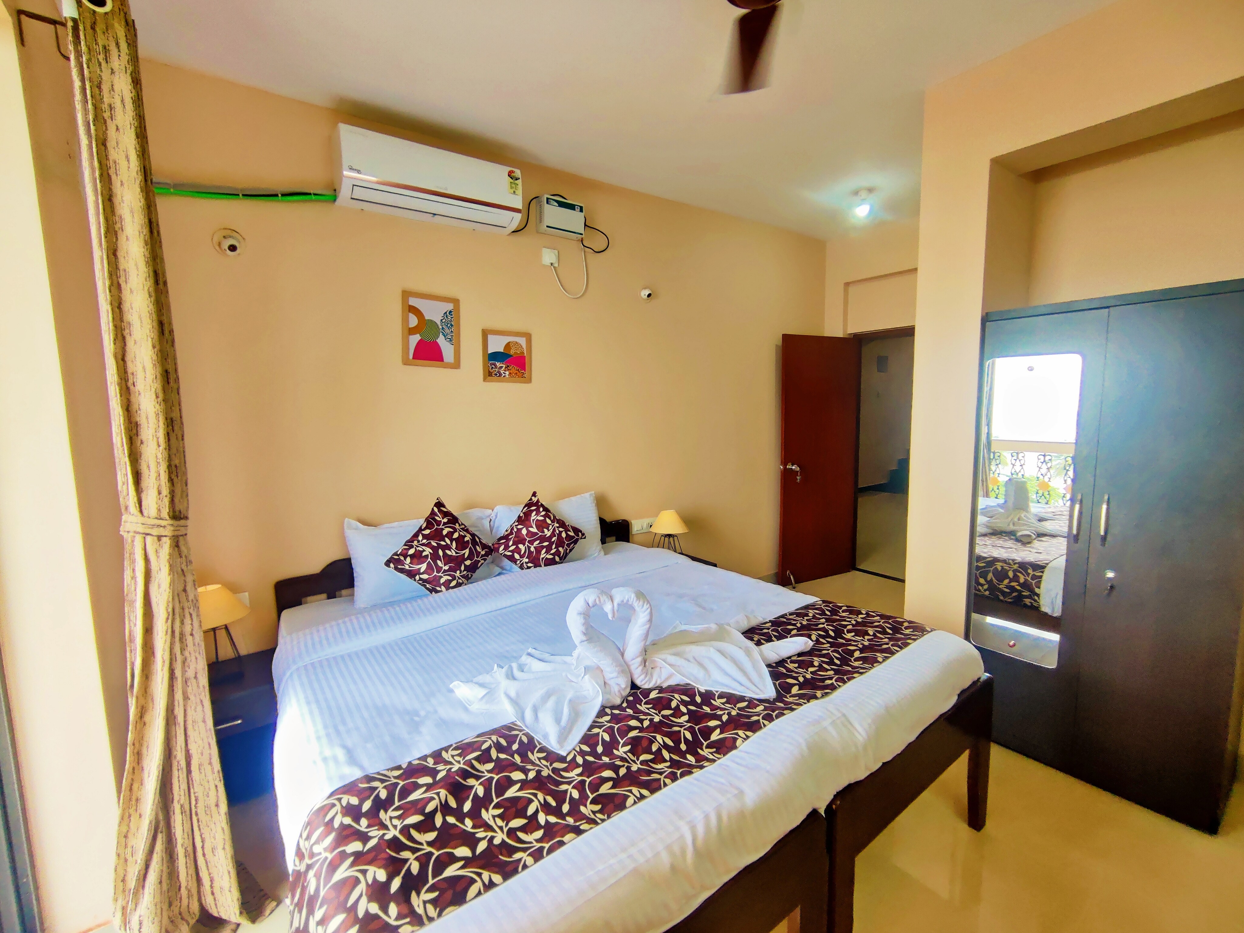 EKAAR - Tap to explore photos