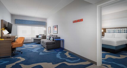 Hampton Inn & Suites by Hilton Naples South Room Type - 2QNS STE MIC FRIDG WTBR