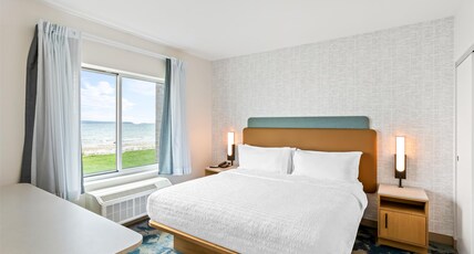 Hampton Inn St Ignace Lakefront Mackinac Room Type - 1 KNG BALC STE W KITCHEN