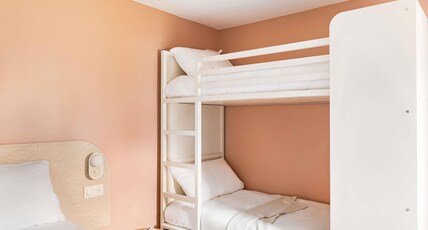 greet Hotel Prevessin Geneve Airport Room Type - Pop Family room with 1 double bed and 2 single beds
