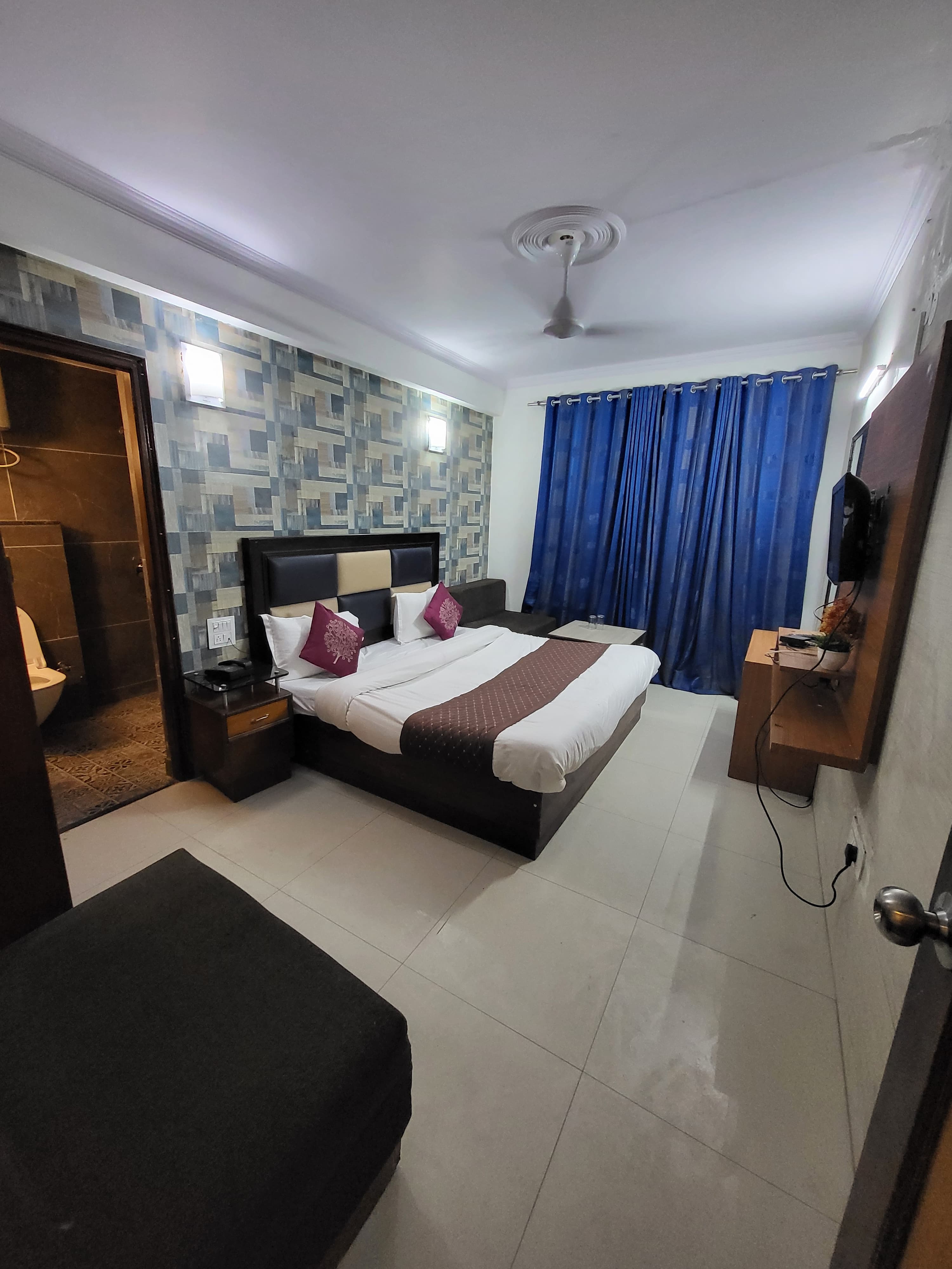 Hotel Paradise Continental @ Mall Road with Free Parking - Tap to explore photos