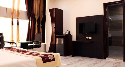 Hotel Neelam Plaza Room Type - Deluxe Room