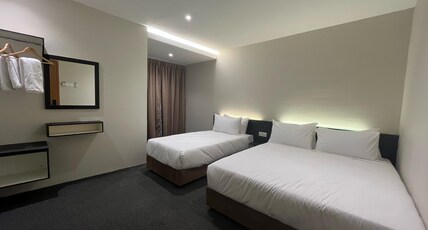 Swing and Pillows - Malacca Mahkota Parade Room Type - Deluxe Triple Room Swing and Pillows - Malacca Mahkota Parade Room Type - Deluxe Triple Room
